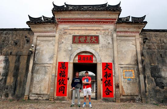 赫曼奴(左)、克拉吉诺维奇在大万世居前合影留念