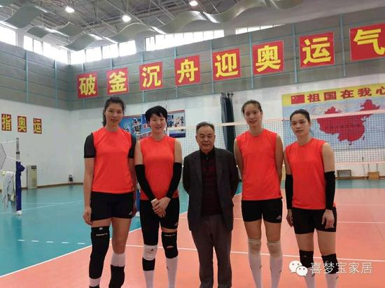 邱董与福建籍的徐云丽、沈静思、郑益昕、林莉四名队员合影