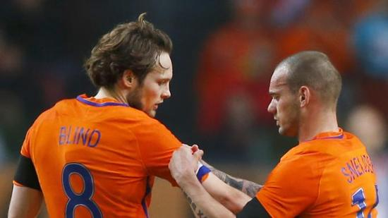 伤退的斯内德给布林德戴上队长袖标