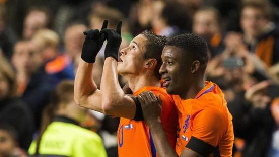 阿费莱双手指天庆祝进球