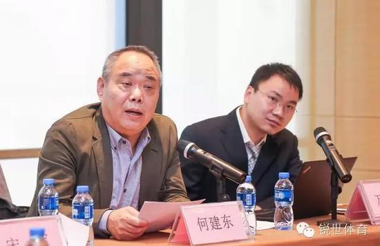 北京中汽摩运动发展公司总经理何建东（左一）和总经理办公室主任万翔