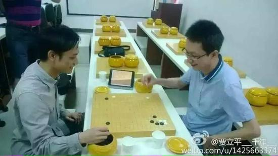 贾立平与黄金东摆拍旧照引争议