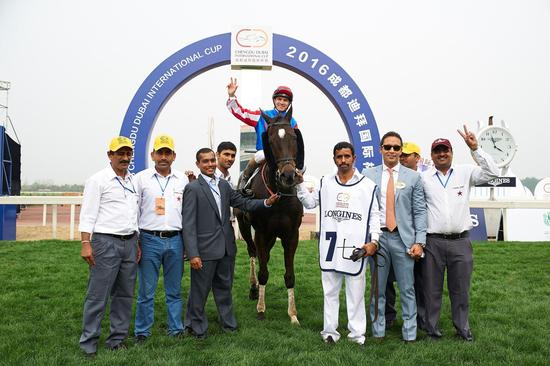 浪琴成都迪拜国际杯赛冠军骑手与冠军练马师（来源： Dubai Racing Club / Andrew Watkins）