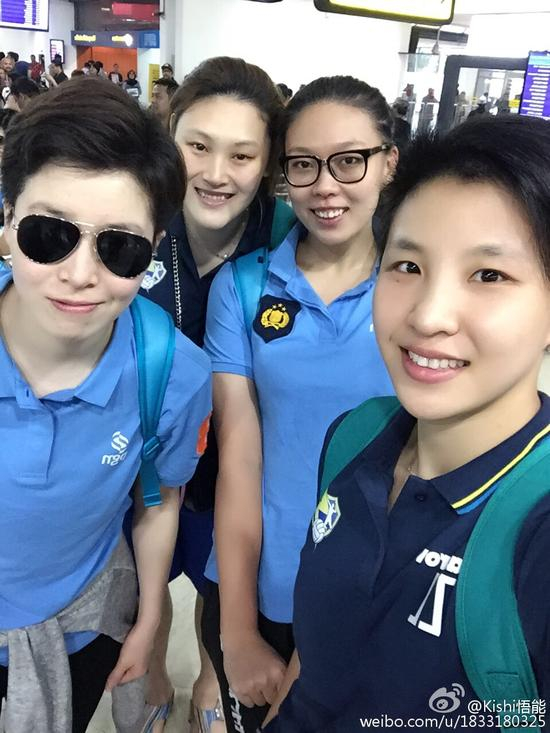 李静、杨舟、王一梅、张磊在印尼合影 （来源：张磊微博）