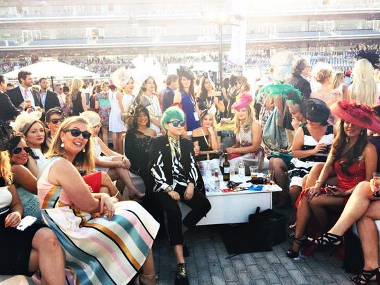 JUS/架势时尚知名化妆造型师虫虫亮相迪拜赛马世界杯