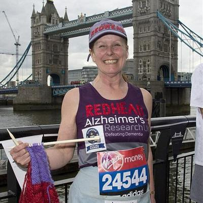 　　2013年，英国女子苏西（Susie Hewer）在伦敦刷新吉尼斯世界纪录。当时苏西边跑马拉松边织围巾，围巾达6.9英尺（约2.1米）长，此举是为老年痴呆症研究募款。