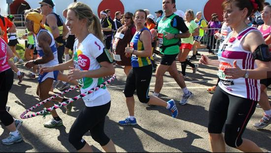 　　2012年，一名苗条的女选手带着呼啦圈轻松上阵，为英国全国防止虐待儿童学会（NSPCC）筹得超过2000英镑的善款。