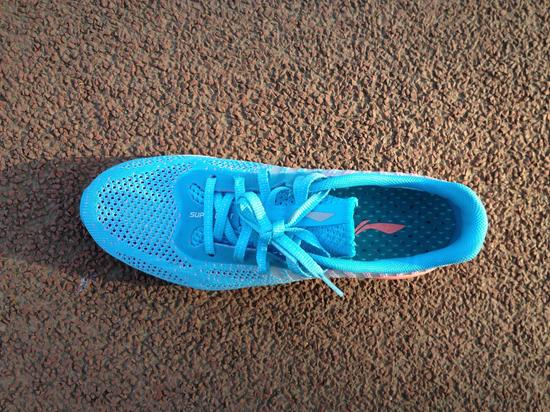 logo转移到了鞋舌上