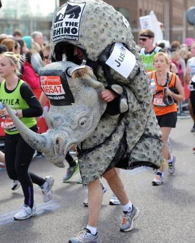 2011年，一名自然保护主义者在跑马拉松时，全程穿着厚重的犀牛装，此举是为呼吁“拯救犀牛”。