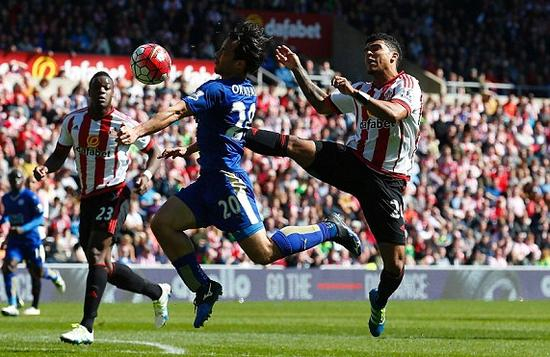 冈崎慎司禁区内被踢倒