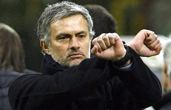 穆帅的手铐手势