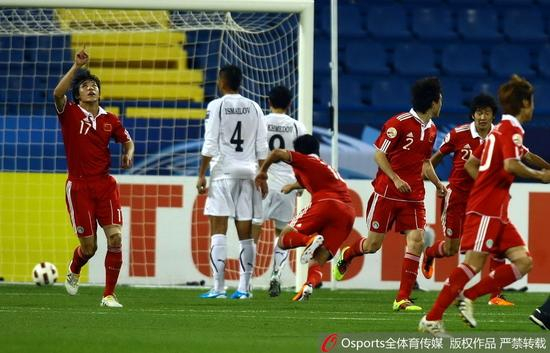 2011年亚洲杯小组赛最后一战，国足2-2平乌兹别克斯坦
