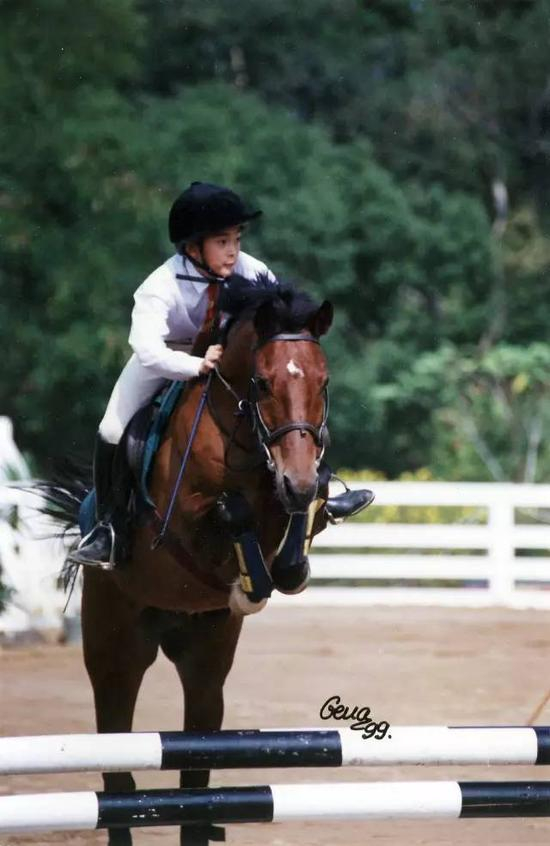 　　华天9岁时在香港马会双鱼河俱乐部参加马术比赛，10年后在同一个场地，华天参加了他人生中第一次奥运