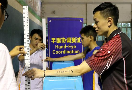 申请者正接受手眼协调测试