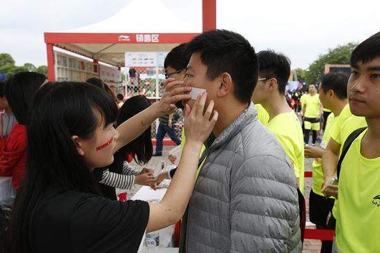 跑友在李宁互动体验区彩绘