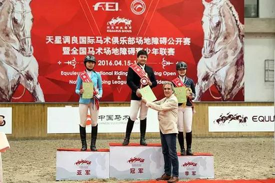 　　在1.00M-1.15M级别青少年赛中，来自天星调良马术俱乐部的乔纳森•丁（Jonathan Ding） 和马匹Chicobello，来自月河湾马术俱乐部吴婧淑和马匹william以及焦煜娇和马匹Juhar（由哈德）分别获得冠、亚、季军。路线设计师奥夫拉•彼得森为获奖骑手颁发奖杯、证书和马花，来自中国香港的麦国荣先生为获奖骑手颁发奖品，恒信钻石机构 I Do 为赛事提供了精美奖品。
