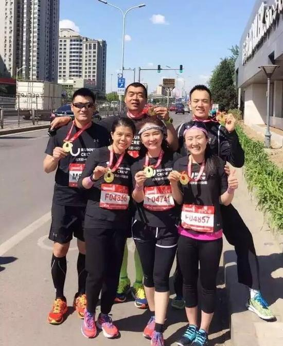 完赛后在北四环辅路合影的胡熠欣、孟永民、王嘉安、郑璐、周洲、孙琳琳同学