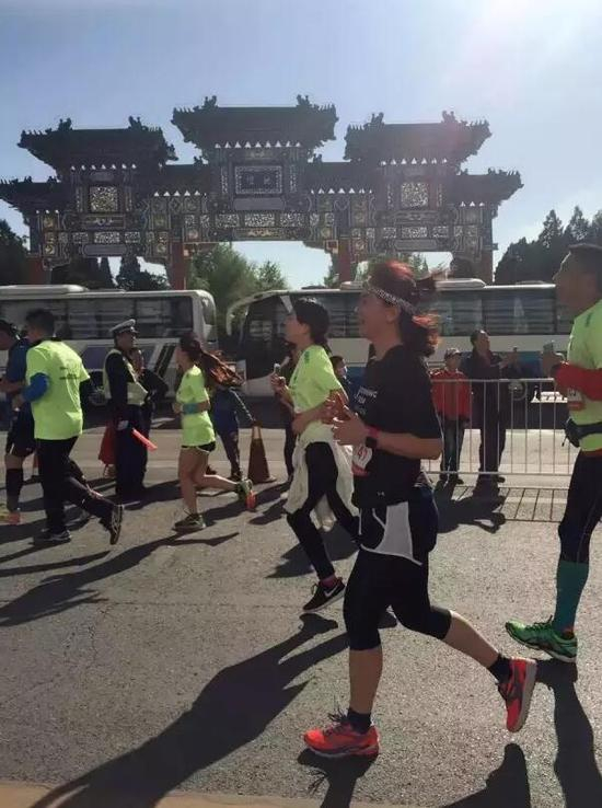 跑过地坛东门的周洲