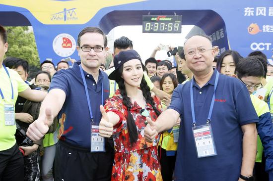 东风雷诺科雷嘉形象代言人范冰冰亲临武汉马拉松现场