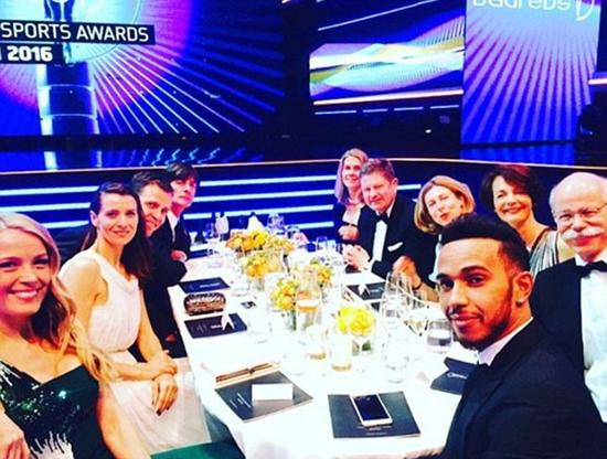 劳伦斯颁奖典礼上，汉密尔顿与超模佩特拉-内姆科娃相邻而坐