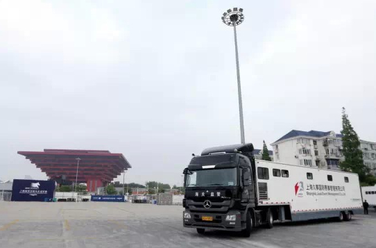 ▲每匹赛马配备多位随行人员