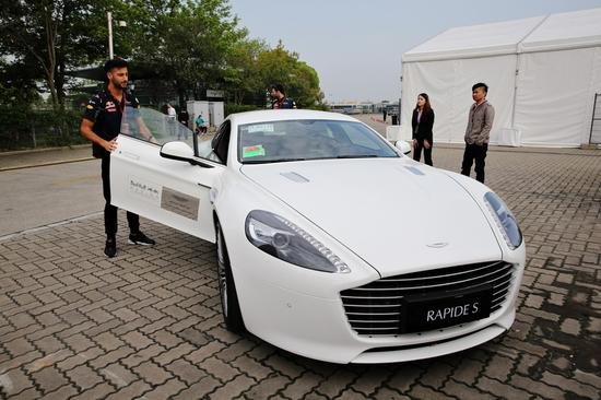 红牛F1车队车手丹尼尔-里卡多的座驾是一辆全白色的Rapide S