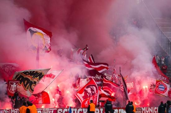 赛前狂热的看台