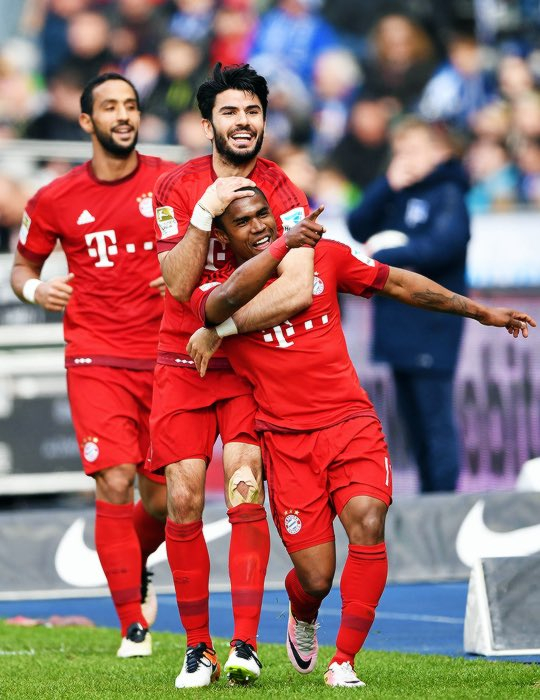 科斯塔庆祝进球