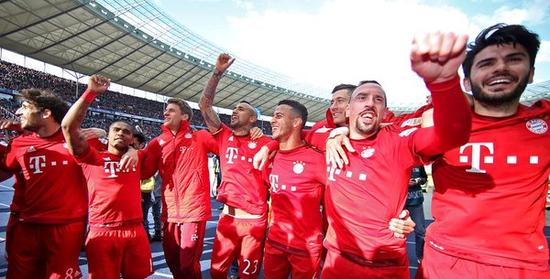 拜仁将士赛后庆祝