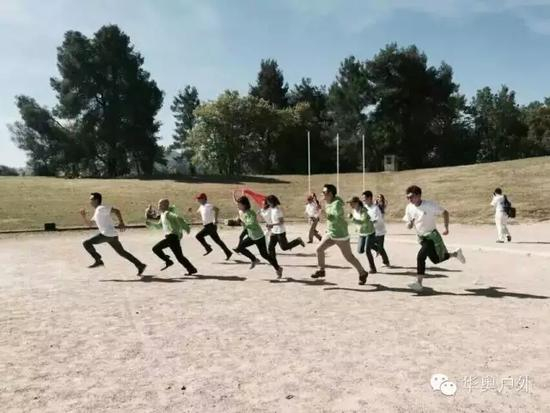 嘉宾代表团朝着雅典卫城圣火方向奔跑