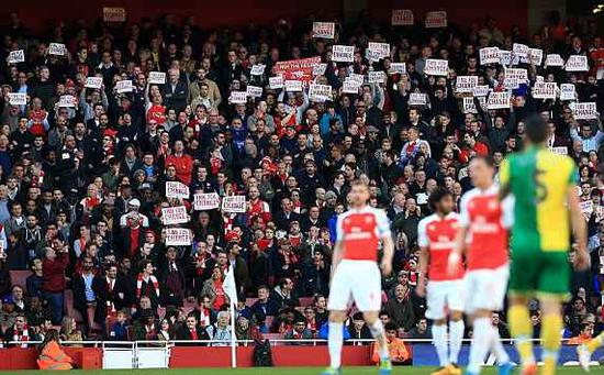 球迷回击温格批评