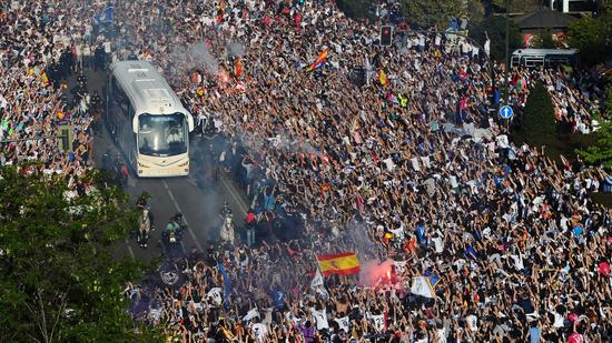 皇马大巴抵达伯纳乌