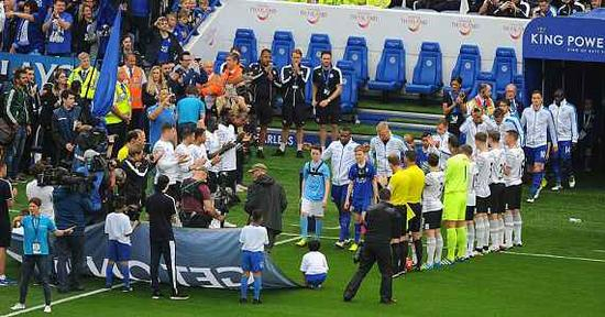 埃弗顿球员列队欢迎冠军