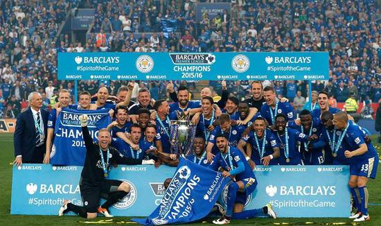 莱斯特城夺冠全家福