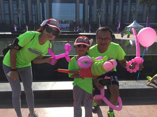 一家三口齐上阵 温馨起跑