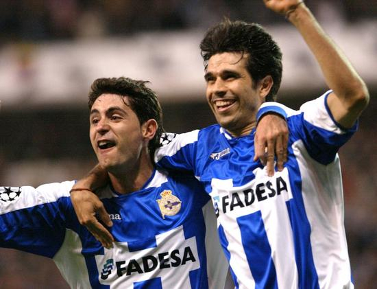 　　贝莱隆和拉科鲁尼亚现任主教练维克多-桑切斯庆祝进球。当时在欧冠1/4决赛中，拉科鲁尼亚以4-0战胜AC米兰晋级半决赛。