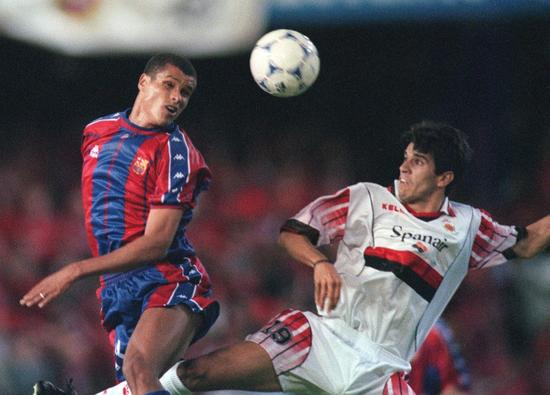 　　1998年国王杯决赛上，为皇家马略卡效力的贝莱隆和巴萨球员里瓦尔多。皇家马略卡最后输给巴萨，获得国王杯亚军。