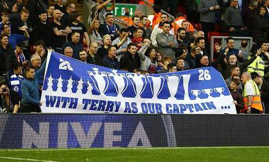 切尔西球迷打出标语支持特里