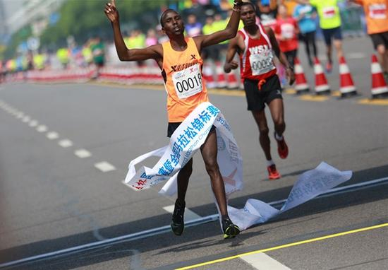 来自肯尼亚的特跑族选手Felix Kiptoo Kirwa