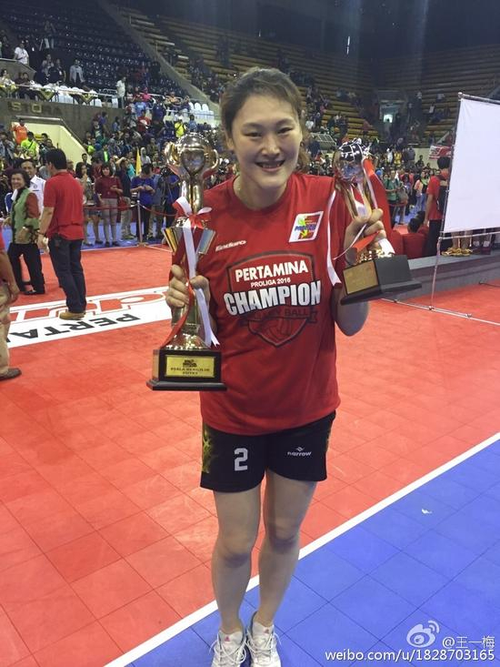 王一梅捧杯 (图片来源：王一梅微博)