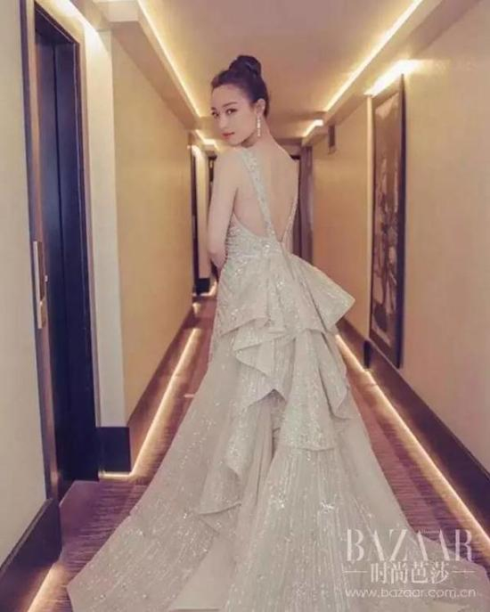 倪妮戛纳红毯秀美背