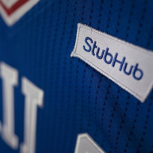 球衣的左上角将会出现StubHub的logo
