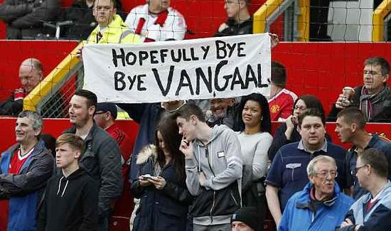 球迷打出标语反对范加尔继续执教