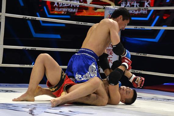 赵玉飞以断头台降服赢得比赛北京时间5月22日,2016年"战·无极"拳王