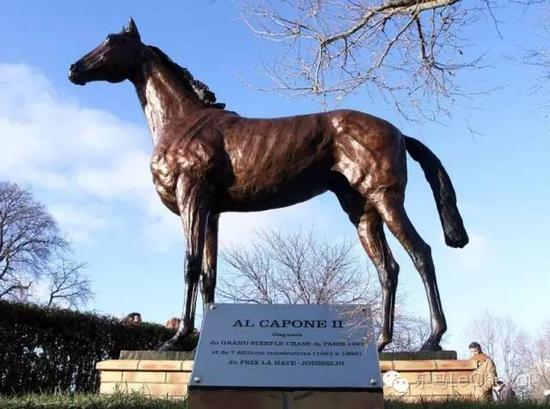 ▲ Al Capone II 的雕像至今屹立在法国奥特耶赛马场