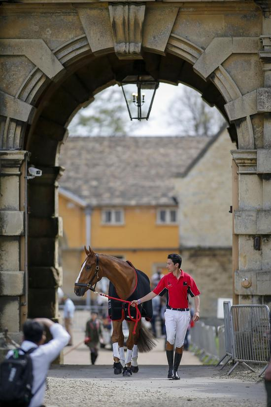 华天与战马“派大星”参加伯明顿宫大赛，从毕福德公爵老马房中走出 摄影：夏原浦