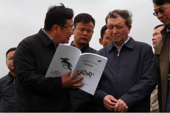 那拉提马业发展有限公司负责人向哈尼巴提常委具体汇报那拉提景区赛马场常态化赛马情况