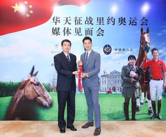 华天与季道明合影