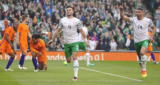 沙恩-朗庆祝进球