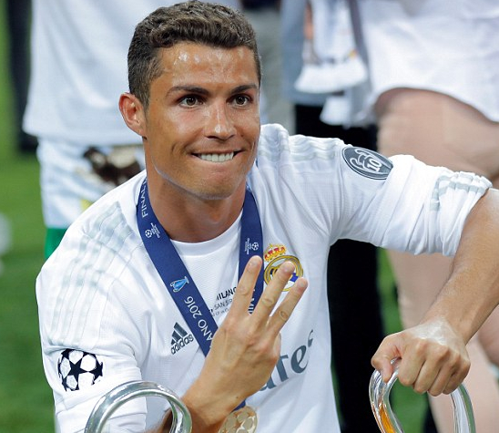 C罗本赛季获得了个人第三座欧冠奖杯
